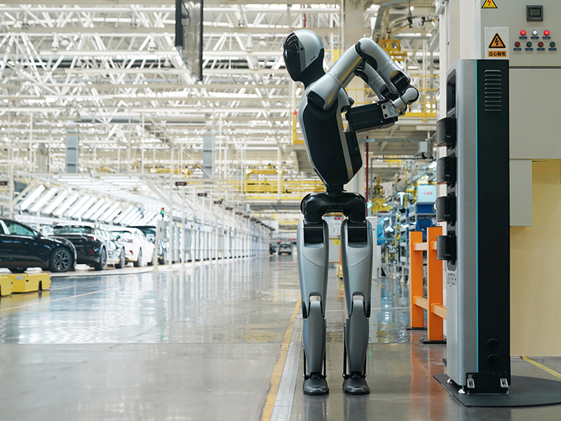 優必選全新一代工業人形機器人Walker S2