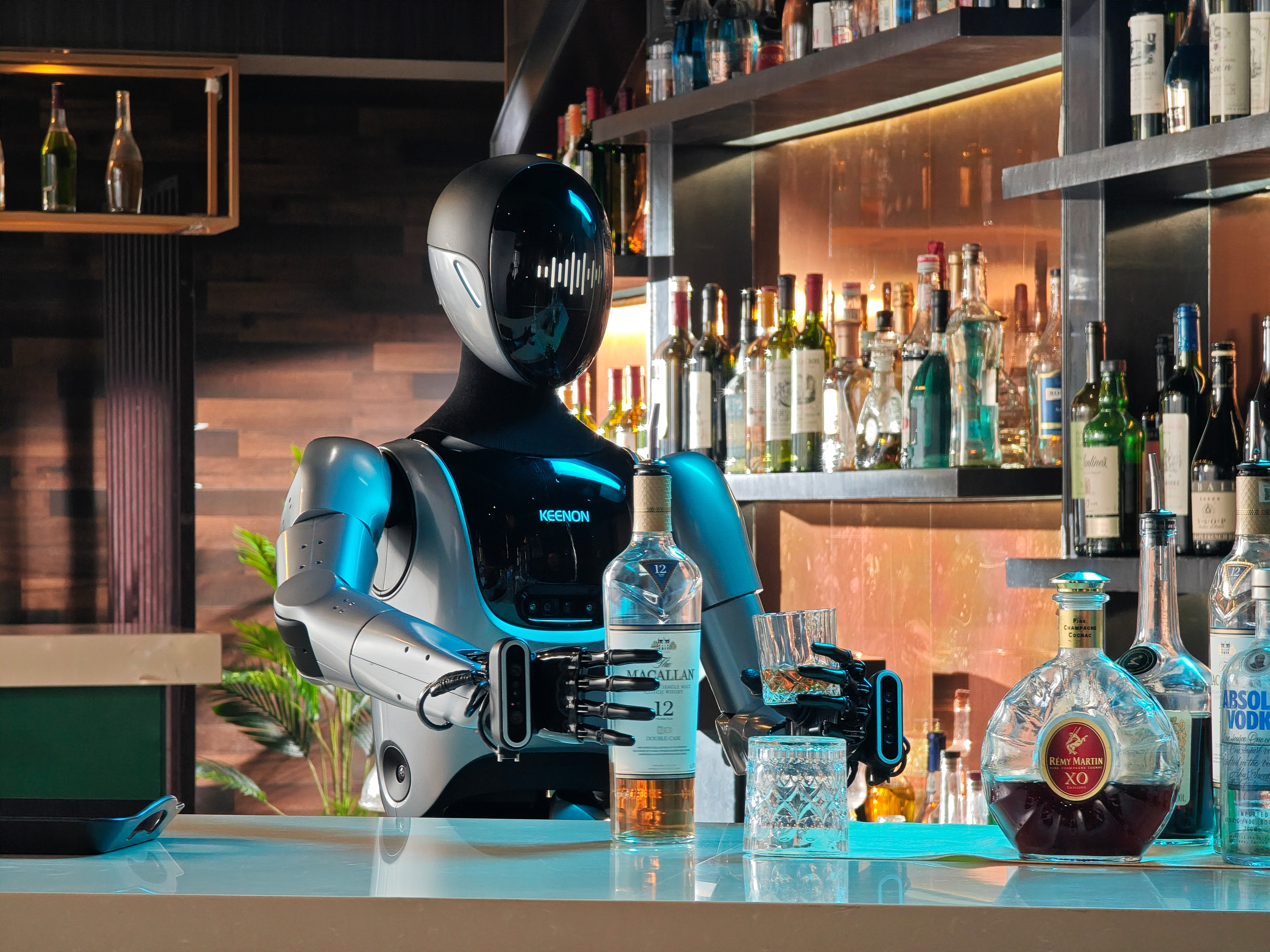 人形具身服務(wù)機(jī)器人XMAN-R1與專用型機(jī)器人進(jìn)行崗位化協(xié)作