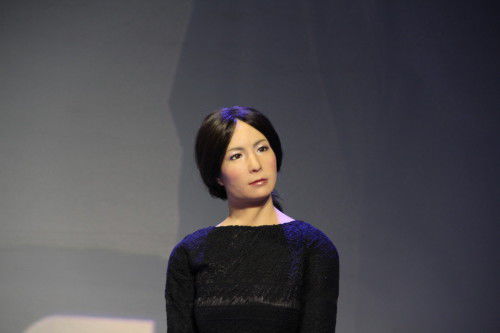 人民網(wǎng)： 世界機(jī)器人大會(huì)23日開(kāi)幕 石黑浩美女機(jī)器人將亮相