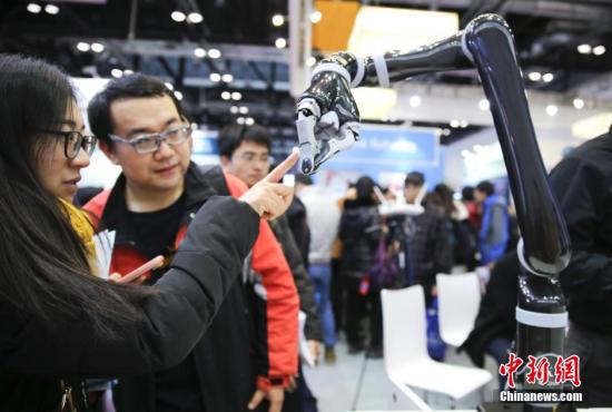 中國新聞網(wǎng):2016世界機(jī)器人大會(huì)在京開幕 機(jī)器人“各顯神通”