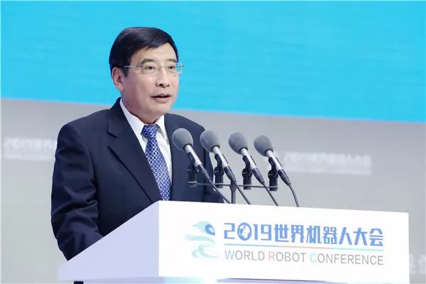 苗圩：加快發(fā)展機器人產(chǎn)業(yè)是制造業(yè)高質(zhì)量發(fā)展的重要方向
