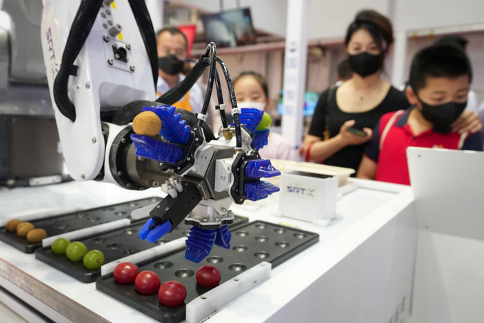 新華網(wǎng)客戶端 | “機器人+”：機器人改變我們的生活